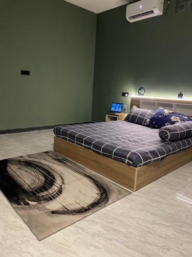 una camera con un letto e un tappeto sul pavimento di Cozy, Comfy Homestay a Hithadhoo