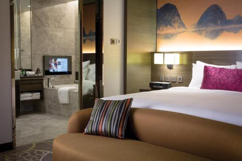 Postel nebo postele na pokoji v ubytování Crowne Plaza Hong Kong Kowloon East by IHG