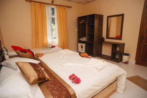 Un dormitorio con una cama con flores. en Summer Vibes Beach Front, en Rasdu