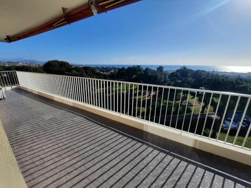 Gallery image of Appartement magnifique vue mer 111 m2 pour 6 personnes dans domaine privé in Cagnes-sur-Mer