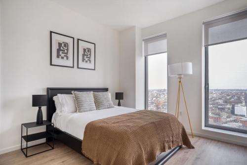 Ένα ή περισσότερα κρεβάτια σε δωμάτιο στο Clinton Hill 1br w wd gym pool nr BAM NYC-969