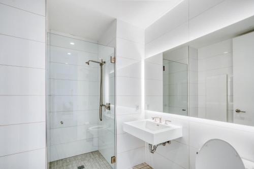 Ένα μπάνιο στο Clinton Hill 1br w wd gym pool nr BAM NYC-969