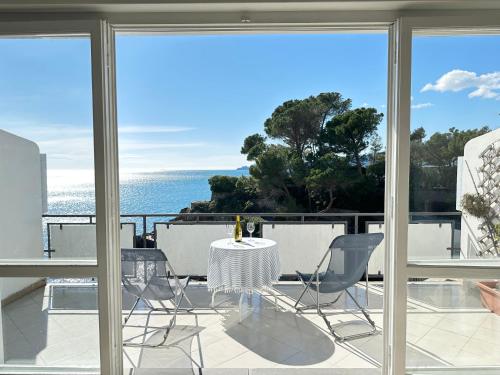 einen Balkon mit einem weißen Tisch, Stühlen und Meerblick in der Unterkunft La Terrazza sul Mare in Zoagli