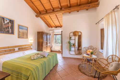 een slaapkamer met een bed en een tafel en stoelen bij Agriturismo Cappellese in Castelnuovo della Misericordia