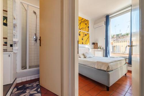 een slaapkamer met een bed en een raam bij Spanish Steps Corner in Rome