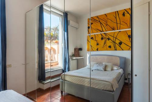 een slaapkamer met een bed en een groot raam bij Spanish Steps Corner in Rome