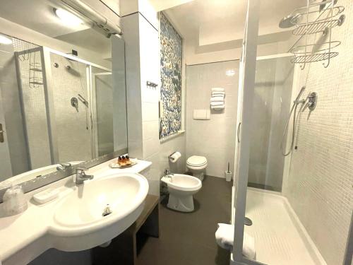 アルビッソラ・マリーナにあるホテル ガーデンのバスルーム(洗面台、トイレ、シャワー付)