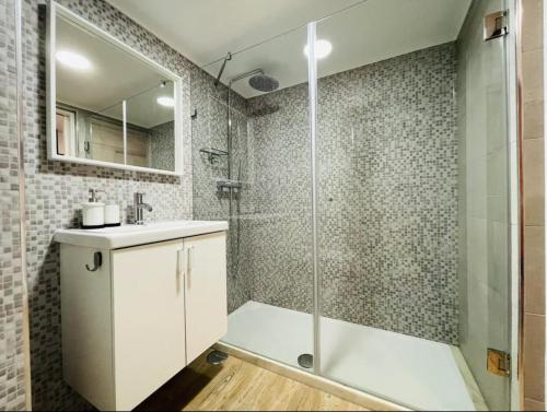 Sesimbra Beachfront Apartment - Direct Access