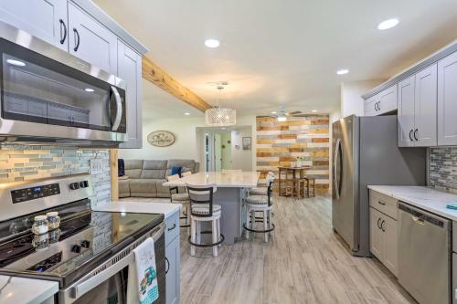 Merritt IslandにあるMerritt Island Home with Spa - 8 Mi to Cocoa Beach!のキッチン(ステンレス製の電化製品付)、リビングルーム