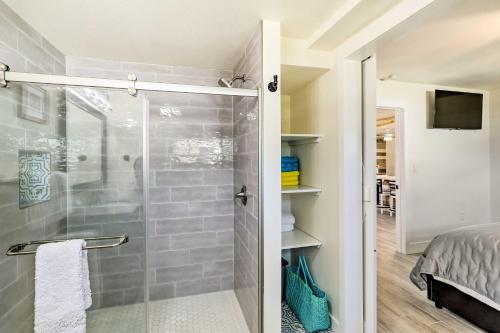 W łazience znajduje się prysznic ze szklanymi drzwiami. w obiekcie Merritt Island Getaway - 8 Mi to Cocoa Beach! w mieście Merritt Island