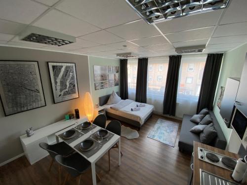 uma sala de estar com uma cama e um sofá em 1. Zimmer Apartment neu Möbliert em Trossingen