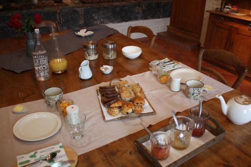 a table with food and drinks on top of it at L'Atterrissage in Santes