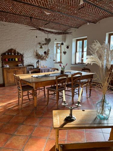a dining room with a table and chairs at L'Atterrissage in Santes
