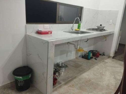 een keuken met een wastafel en een aanrecht bij Apartamento el mirador in Melgar
