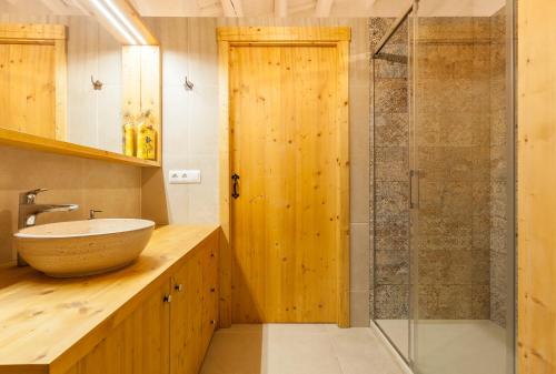 bagno con lavandino e doccia di Sant Rafel House ad Arenys de Mar