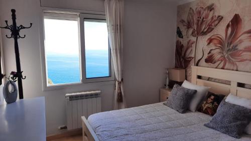 um quarto com uma cama e uma grande janela em Jacqueline em Salou