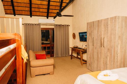 Televisyen dan/atau pusat hiburan di INYAMATANE LUXURY LODGES at Kruger Park Lodge