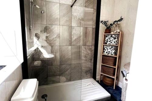 y baño con ducha y lavamanos. en Lovely 2 Double Bed Aptmnt in Historic Greenwich en Londres