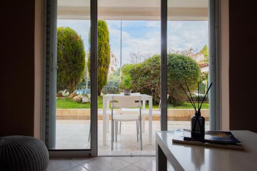 Garden-view apartment, Marousi