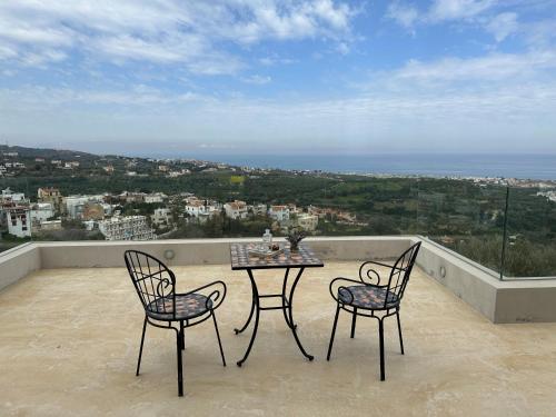 a table and chairs on a balcony with a view at Doctor's Home in Xirón Khoríon