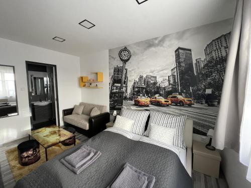 焦爾的住宿－BRS22 Rooms，一间带城市街道海报的卧室