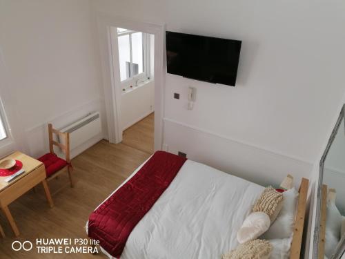 een slaapkamer met een bed en een flatscreen-tv bij Westbourne Terrace in Londen