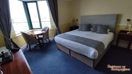 Un ou plusieurs lits dans un hébergement de l'établissement Reddans of Bettystown Luxury Bed & Breakfast, Restaurant and Bar