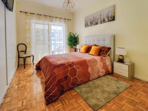 Un dormitorio con una cama y una silla y una ventana. en Bosque Marítimo, en Saborido