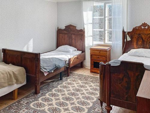 - une chambre avec 2 lits jumeaux et une fenêtre dans l'établissement Holiday home GAMLEBY VIII, à Gamleby