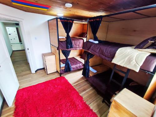 Bunk bed o mga bunk bed sa kuwarto sa Baruch Capsula