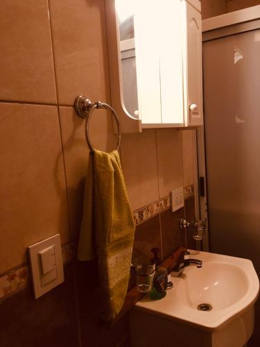La salle de bains est pourvue d'un lavabo, d'un miroir et d'une serviette. dans l'établissement Complejo Patagonia Brc, à San Carlos de Bariloche