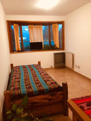 - une chambre avec un lit et une fenêtre dans l'établissement Complejo Patagonia Brc, à San Carlos de Bariloche
