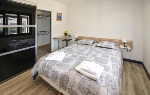 - une chambre avec un grand lit et une table dans l'établissement Nice Home In Colonzelle With Wifi, à Colonzelle
