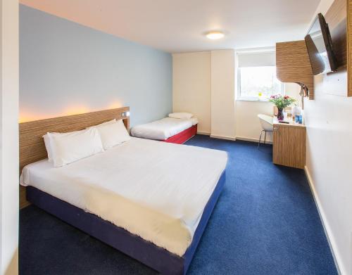 Tempat tidur dalam kamar di Redwings Lodge Wolverhampton Central