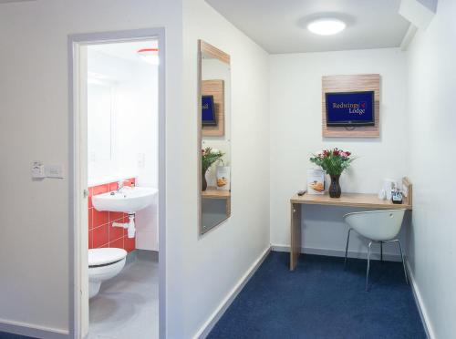 Kamar mandi di Redwings Lodge Wolverhampton Central