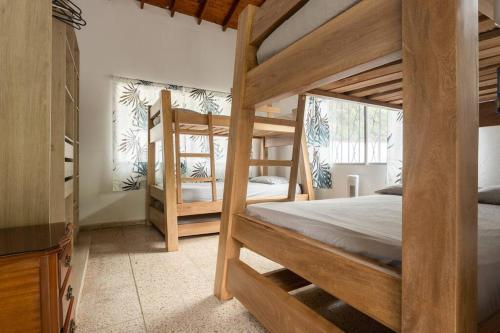 Giường trong phòng chung tại Finca La Maria: Recreo y naturaleza (22 personas)
