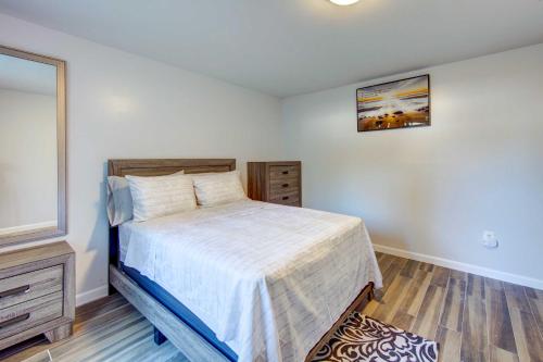 een kleine slaapkamer met een bed en een raam bij York Vacation Rental about 7 Mi to Downtown in York