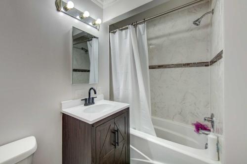 een badkamer met wastafel, douche en toilet bij York Vacation Rental about 7 Mi to Downtown in York