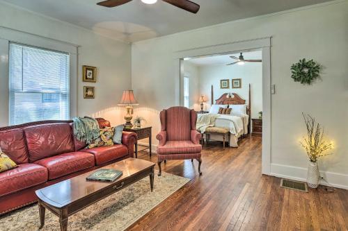 ein Wohnzimmer mit einer roten Couch und einem Bett in der Unterkunft Dog-Friendly Bungalow 1 Block to Avondale Dining! in Birmingham