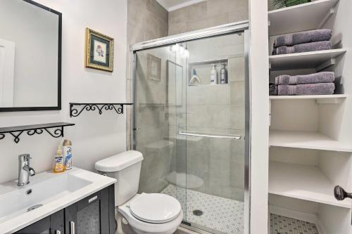 ein Badezimmer mit Dusche, Toilette und Waschbecken in der Unterkunft Dog-Friendly Bungalow 1 Block to Avondale Dining! in Birmingham