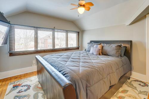 um quarto com uma cama grande e uma ventoinha de tecto em Renovated Victorian House about 7 Miles to Downtown! em Detroit