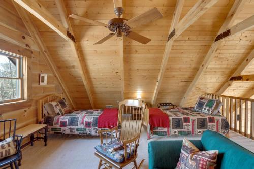 Ruang duduk di Family-Friendly Jasper Cabin with Deck!