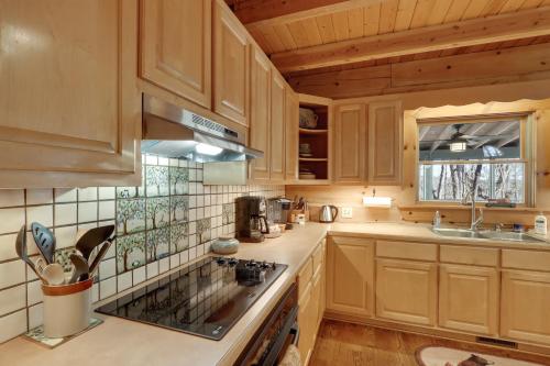 Dapur atau dapur kecil di Family-Friendly Jasper Cabin with Deck!