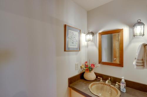 Bilik mandi di Family-Friendly Jasper Cabin with Deck!