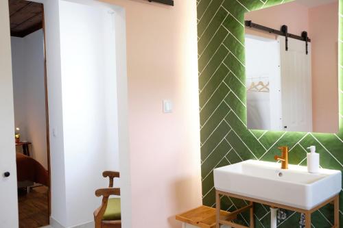 a bathroom with a sink and a mirror at Ti Noémia - casa de vila in Minde