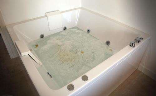 eine weiße Badewanne mit einer schmutzigen in der Unterkunft B&B La Dimora di Nonno Lucio in Pozzuoli