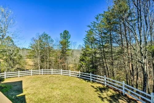 Fotografie z fotogalerie ubytování Spacious Seneca House about 7 Mi to Lake Keowee! v destinaci Seneca