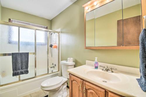 uma casa de banho com um WC, um lavatório e um chuveiro em Cedar Rapids Rental with Yard about 6 Mi to Downtown! em Cedar Rapids