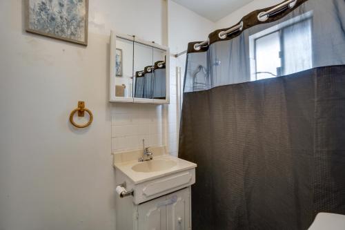 ein Bad mit einem Waschbecken und einem Duschvorhang in der Unterkunft Pet-Friendly Vacation Rental Near Boyd Lake! in Loveland