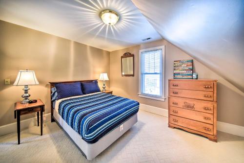 ein Schlafzimmer mit einem Bett, einer Kommode und einem Fenster in der Unterkunft Edenton Vacation Rental with Patio Walk Downtown in Edenton